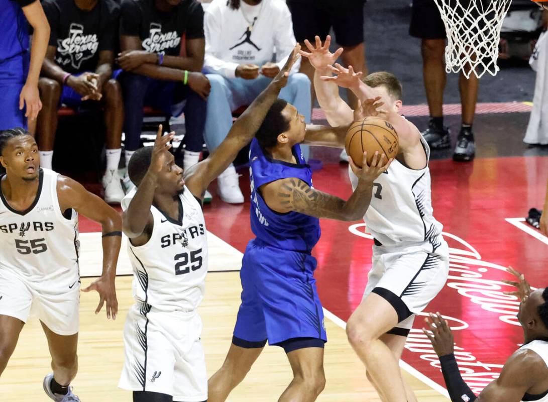 Dallas Mavericks' forward Matthew Cleveland (35) tries to shoot for the hoop between San Antoni ...