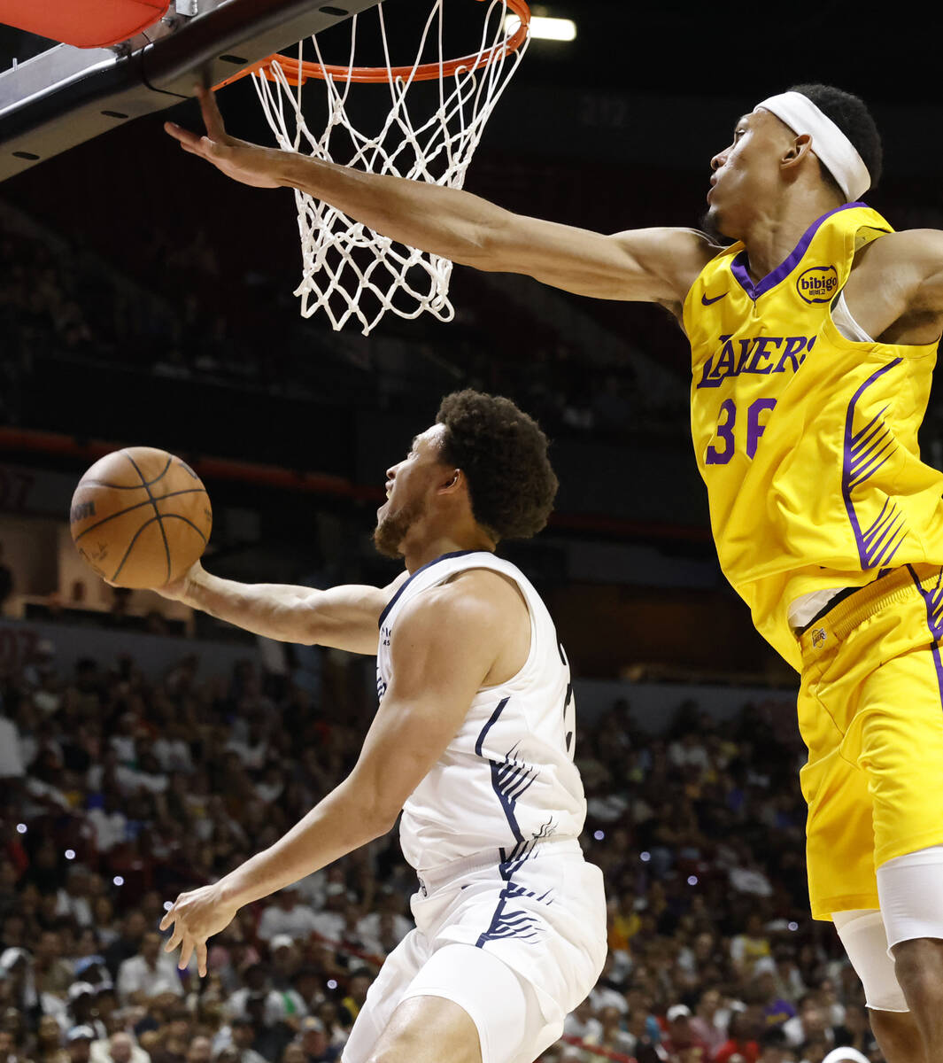 New Orleans Pelicans guard Lester Quinones', left, shoots around Los Angeles Lakers forward Dar ...