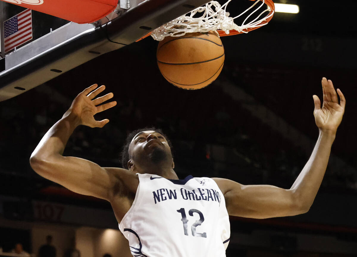 New Orleans Pelicans guard Antonio Reeves (12) dunks against the Los Angeles Lakers during the ...