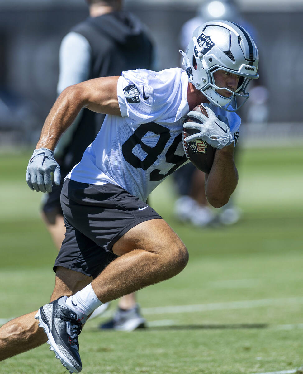 Raiders tight end Brock Bowers (89) runs after a pass reception during Raiders OTA practice at ...