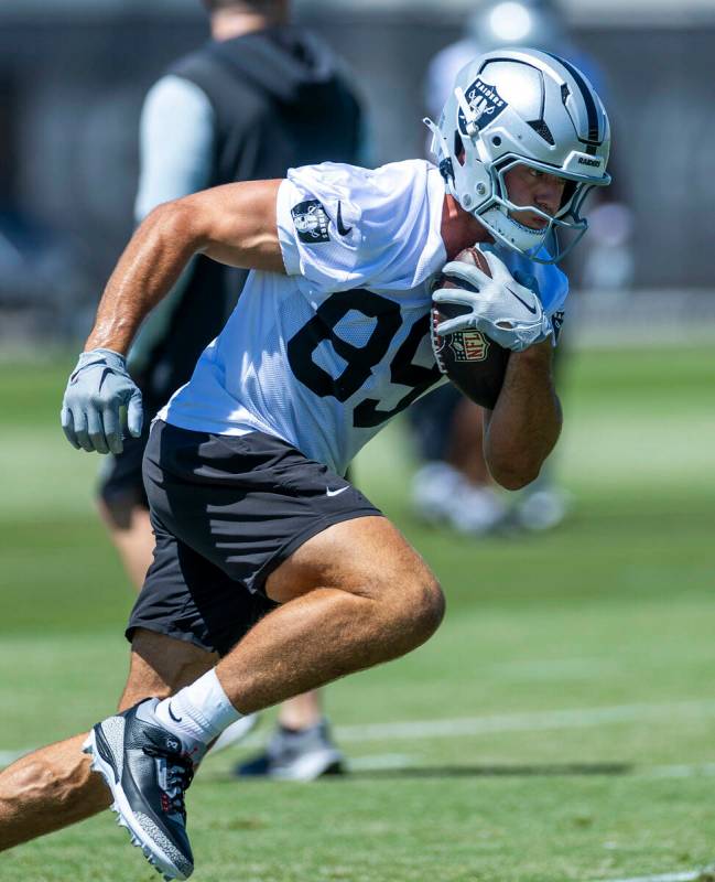 Raiders tight end Brock Bowers (89) runs after a pass reception during Raiders OTA practice at ...