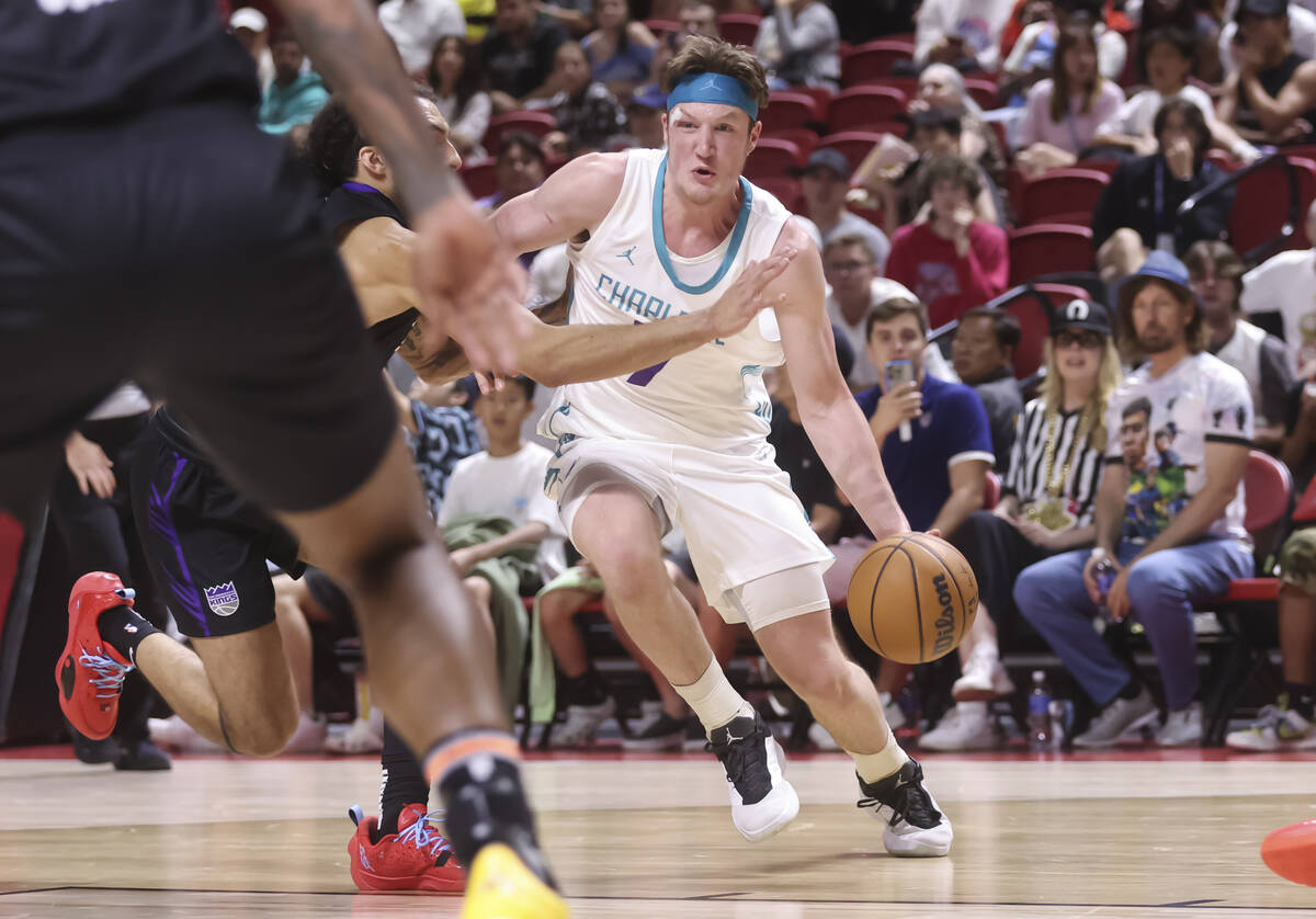 Charlotte Hornets guard/forward Kon Knueppel (7) drives to the basket against the Sacramento Ki ...