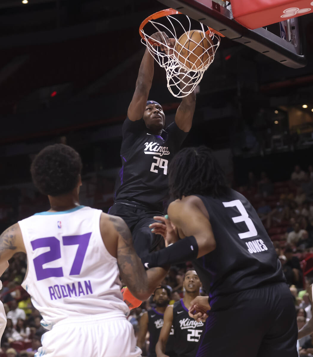 Sacramento Kings guard/forward Daeqwon Plowden (29) dunks the ball against the Charlotte Hornet ...