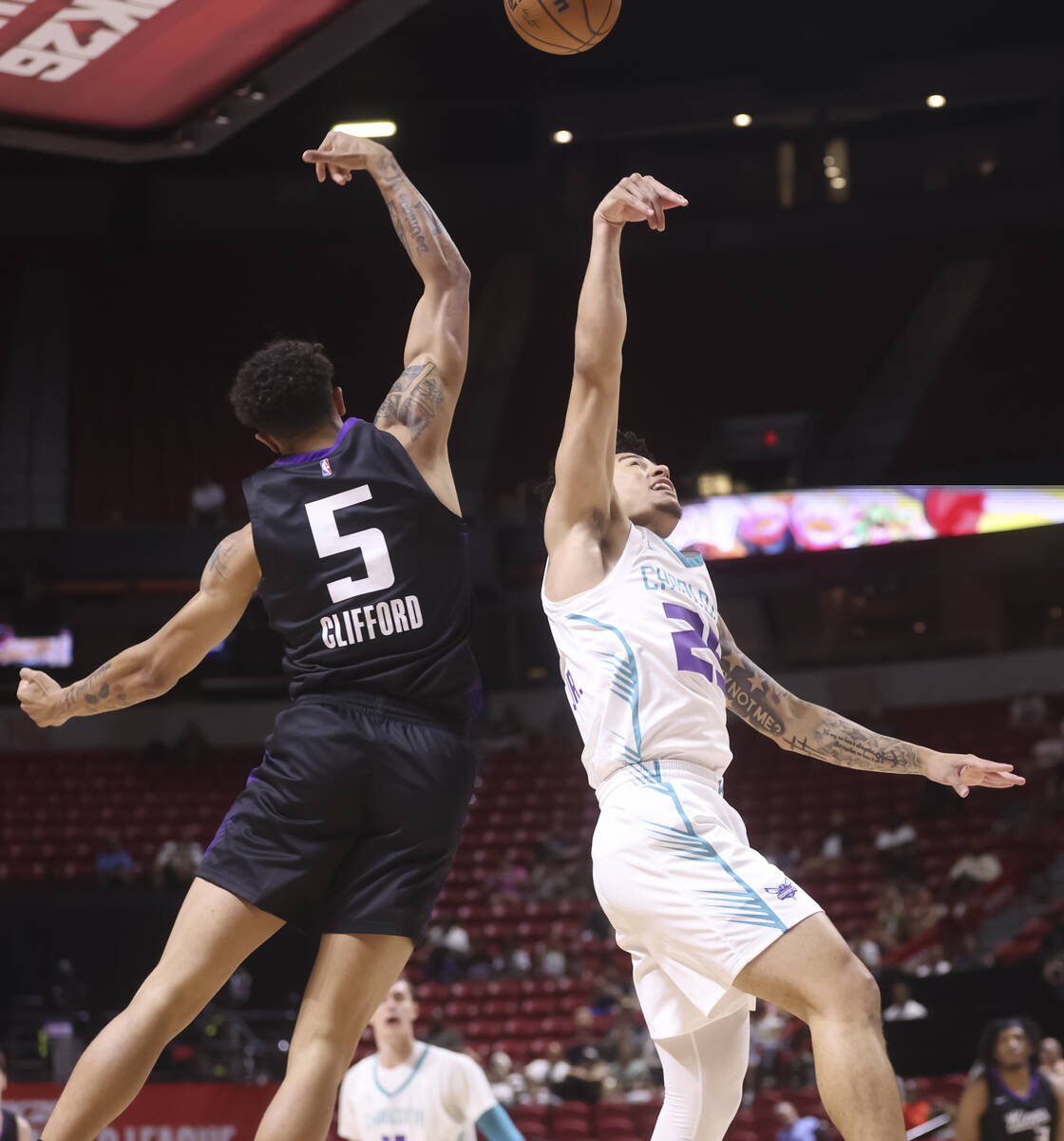 Sacramento Kings forward Nique Clifford (5) and Charlotte Hornets guard K.J. Simpson (25) vie f ...