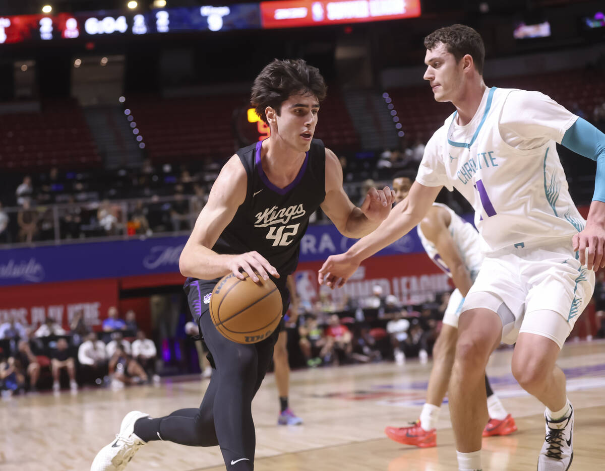 Sacramento Kings center Maxime Raynaud (42) drives the ball against Charlotte Hornets center Ry ...