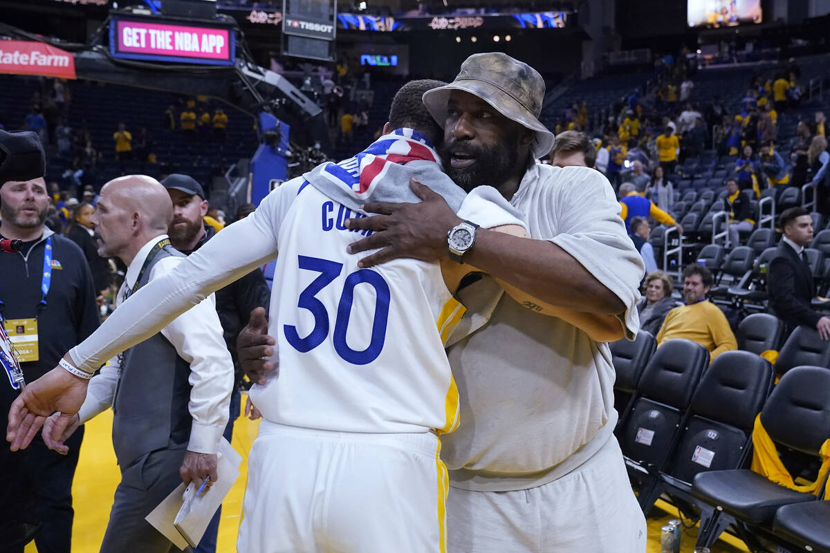 Golden State Warriors guard Stephen Curry (30) hugs former player Baron Davis after the Warrior ...