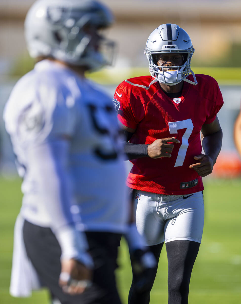 Raiders quarterback Geno Smith (7) warms up with teammates during the first day of training cam ...