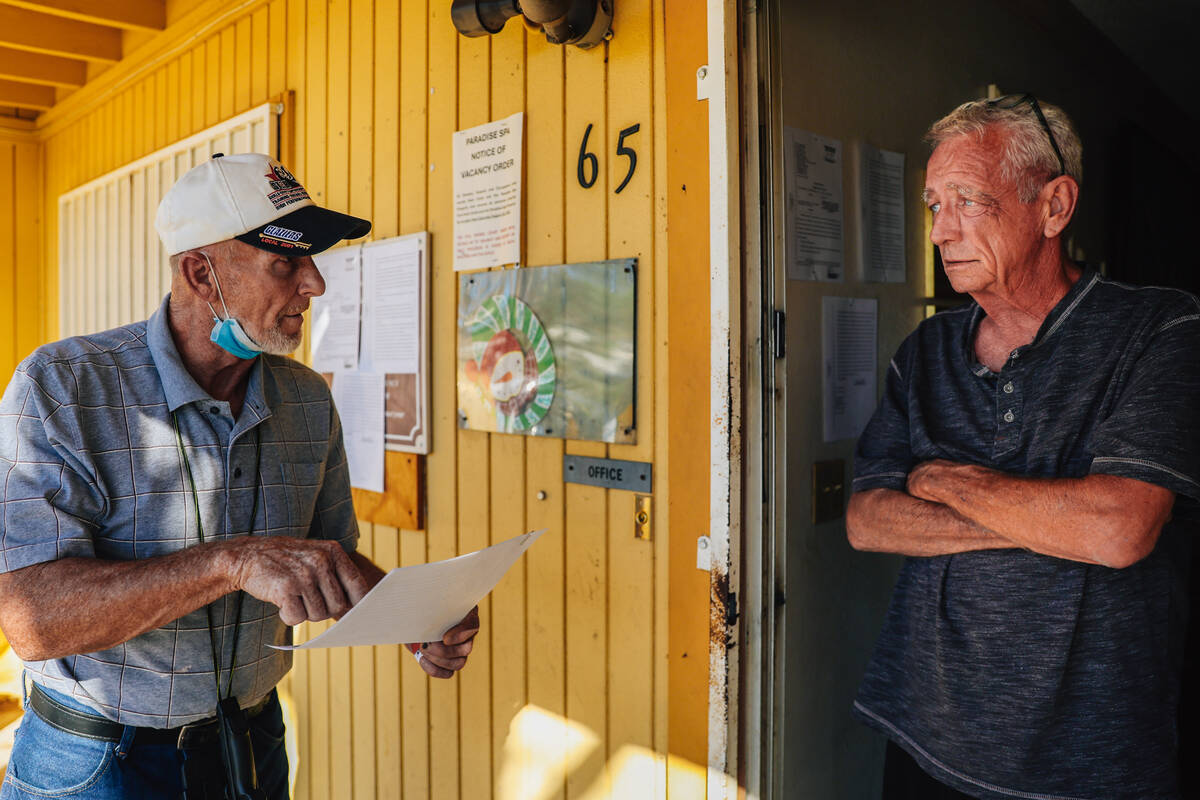 Randy Frie, left, speaks to Dennis Snapp, president of the Paradise Spa HOA, on Wednesday, July ...