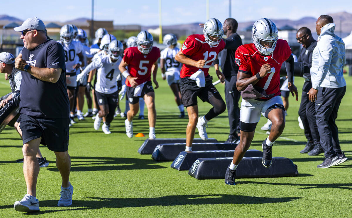 Raiders quarterback Geno Smith (7) warms up on a drill with teammates during the third day of t ...