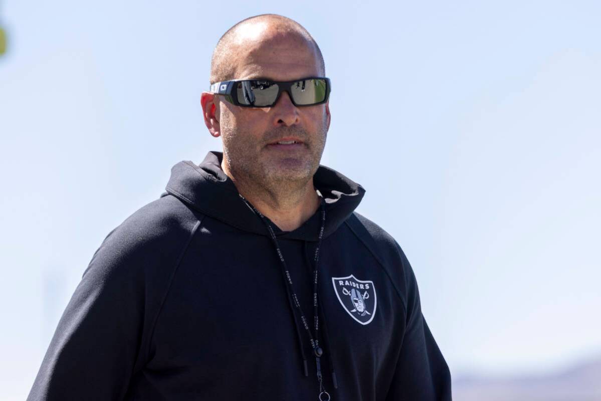 Raiders special teams coordinator Tom McMahon walks off the field during the team’s trai ...