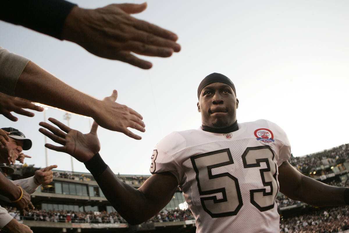 Oakland Raiders linebacker Thomas Howard greets fans at the NFL football game between the Oakla ...