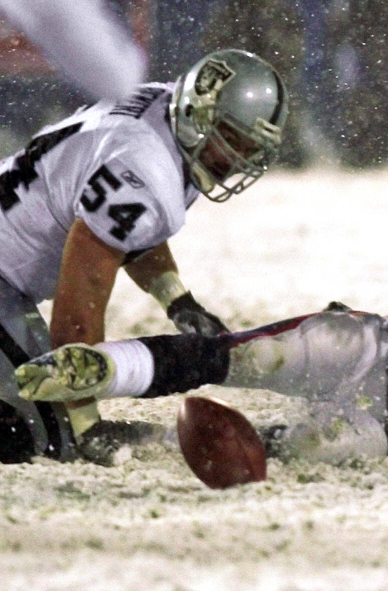 Oakland Raiders linebacker Greg Biekert (54) is shown Jan. 19, 2002. (AP Photo/Elise Amendola, ...