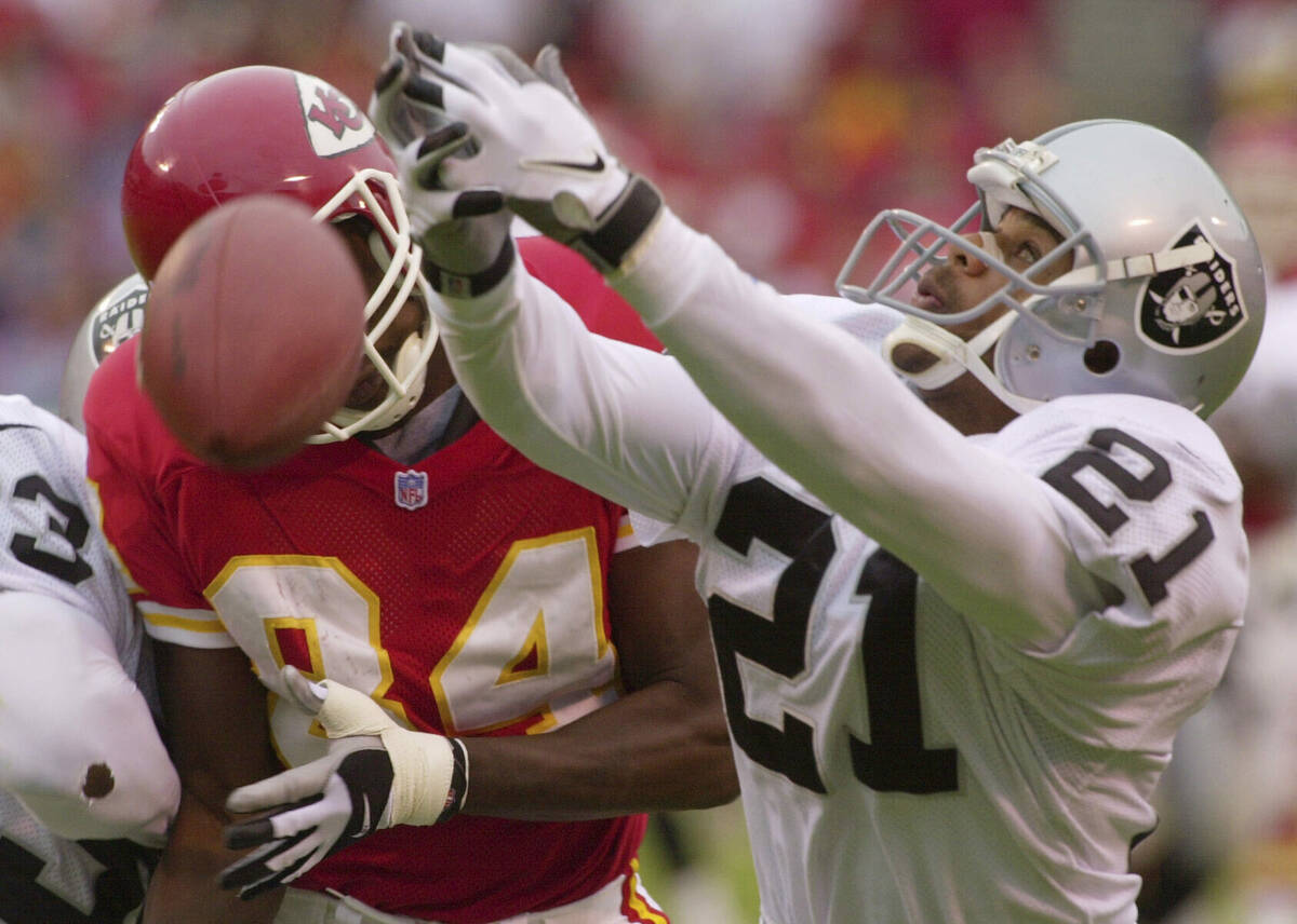 FILE - Oakland Raiders cornerback Eric Allen (21) almost intercepts a pass intended for Kansas ...
