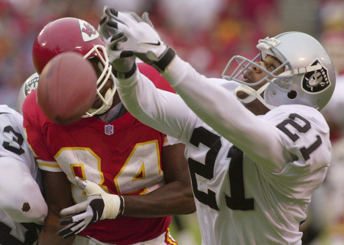 Raiders cornerback Eric Allen (21) almost intercepts a pass intended for Kansas City Chiefs' Sy ...