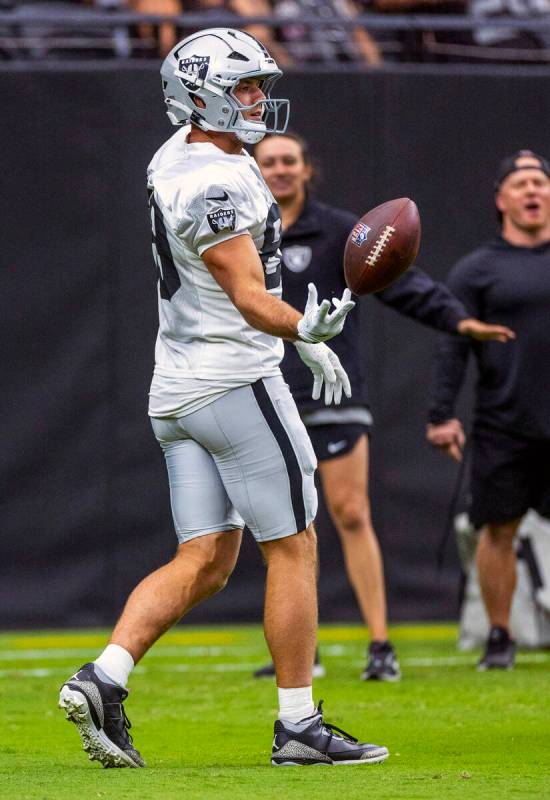 Raiders tight end Brock Bowers (89) toss back a caught pass during the first half of a Raiders ...