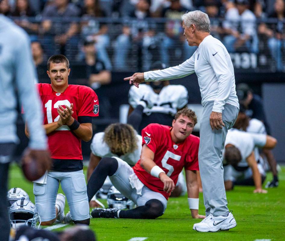 Raiders head coach Pete Carroll jokes with Raiders quarterbacks Aidan O'Connell (12) and Cam Mi ...