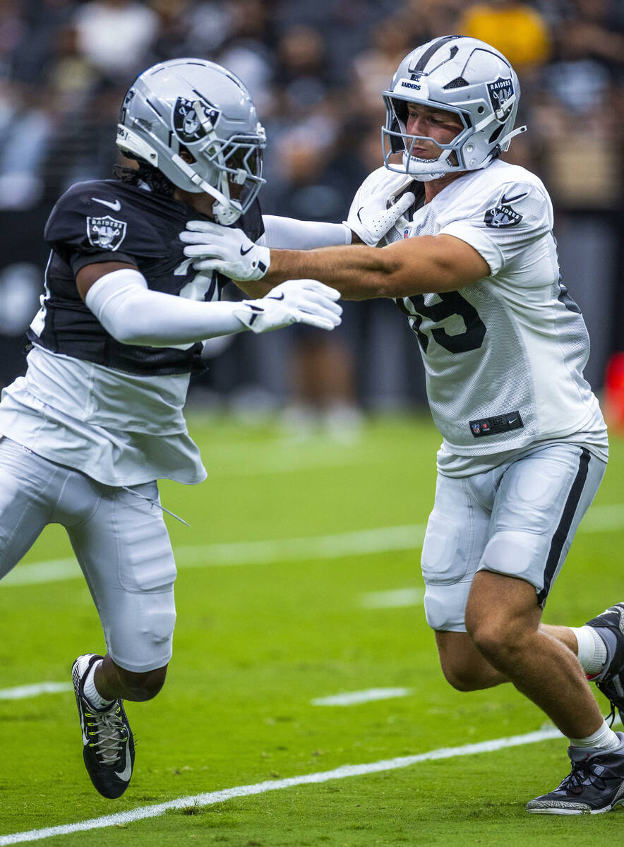 Raiders cornerback Darnay Holmes (30) defends against tight end Brock Bowers (89) during the fi ...