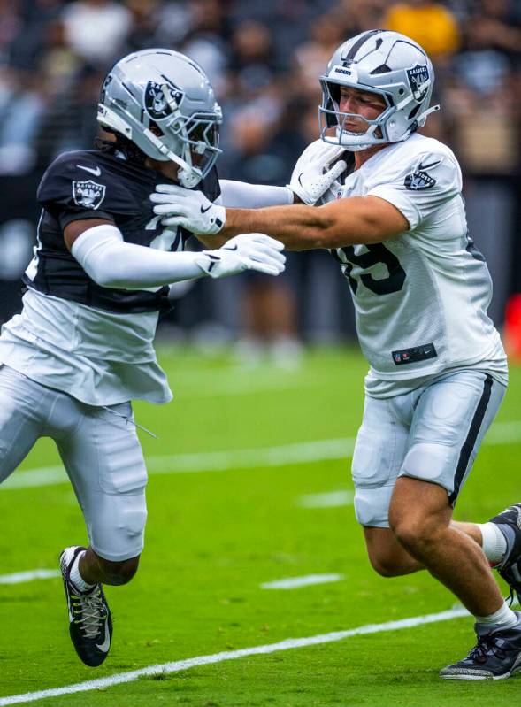 Raiders cornerback Darnay Holmes (30) defends against tight end Brock Bowers (89) during the fi ...