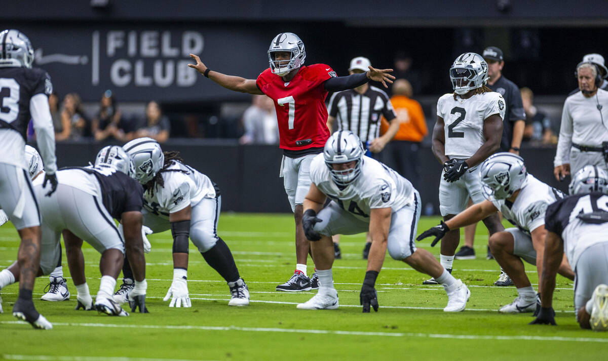 Raiders quarterback Geno Smith (7) adjust the offense during the first half of a Raiders traini ...