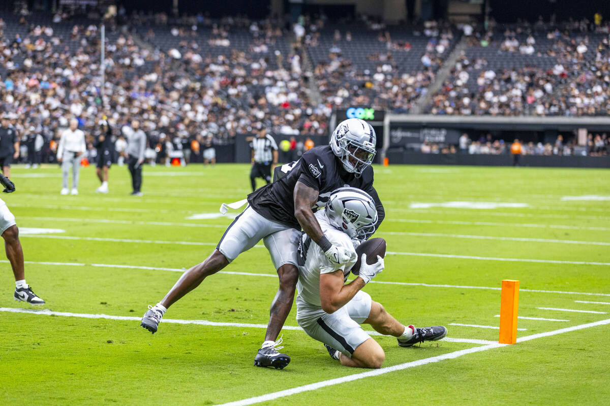 Raiders tight end Brock Bowers (89) goes to the turf to secure a touchdown pass against cornerb ...
