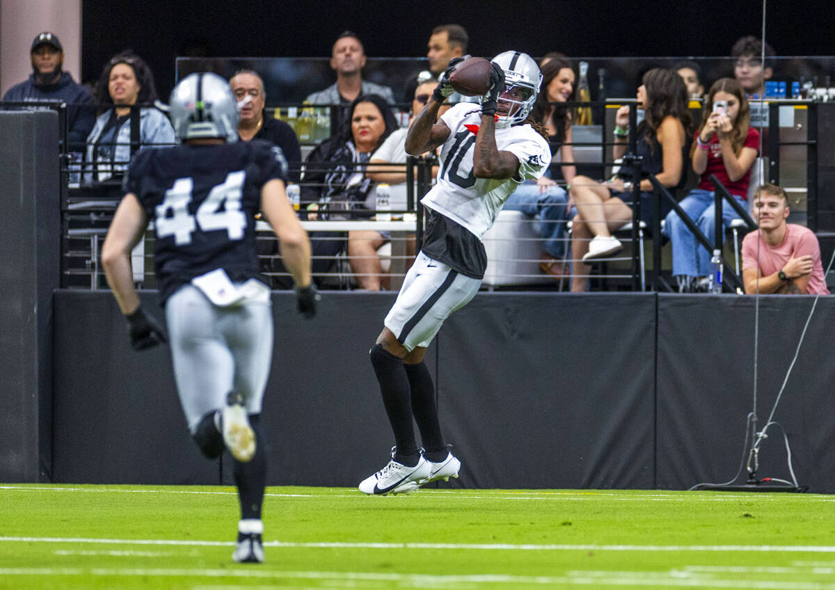 Raiders wide receiver Dont'e Thornton Jr. (10) secures a touchdown pass during the first half o ...