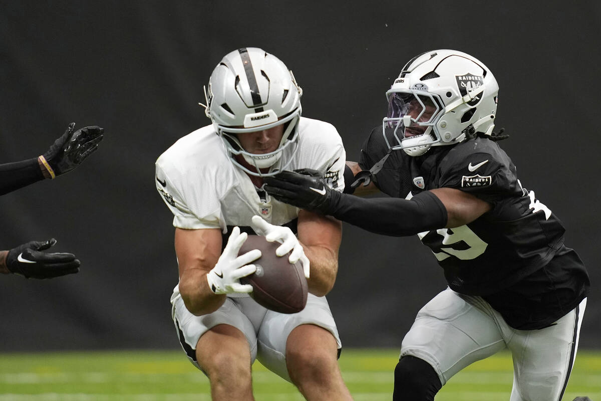 Las Vegas Raiders tight end Brock Bowers (89) makes a catch against Las Vegas Raiders safety Ch ...