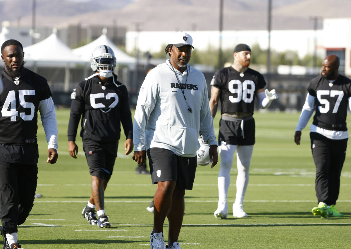 Raiders linebacker Devin White (45) linebacker Elandon Roberts (52) defensive coordinator Patri ...