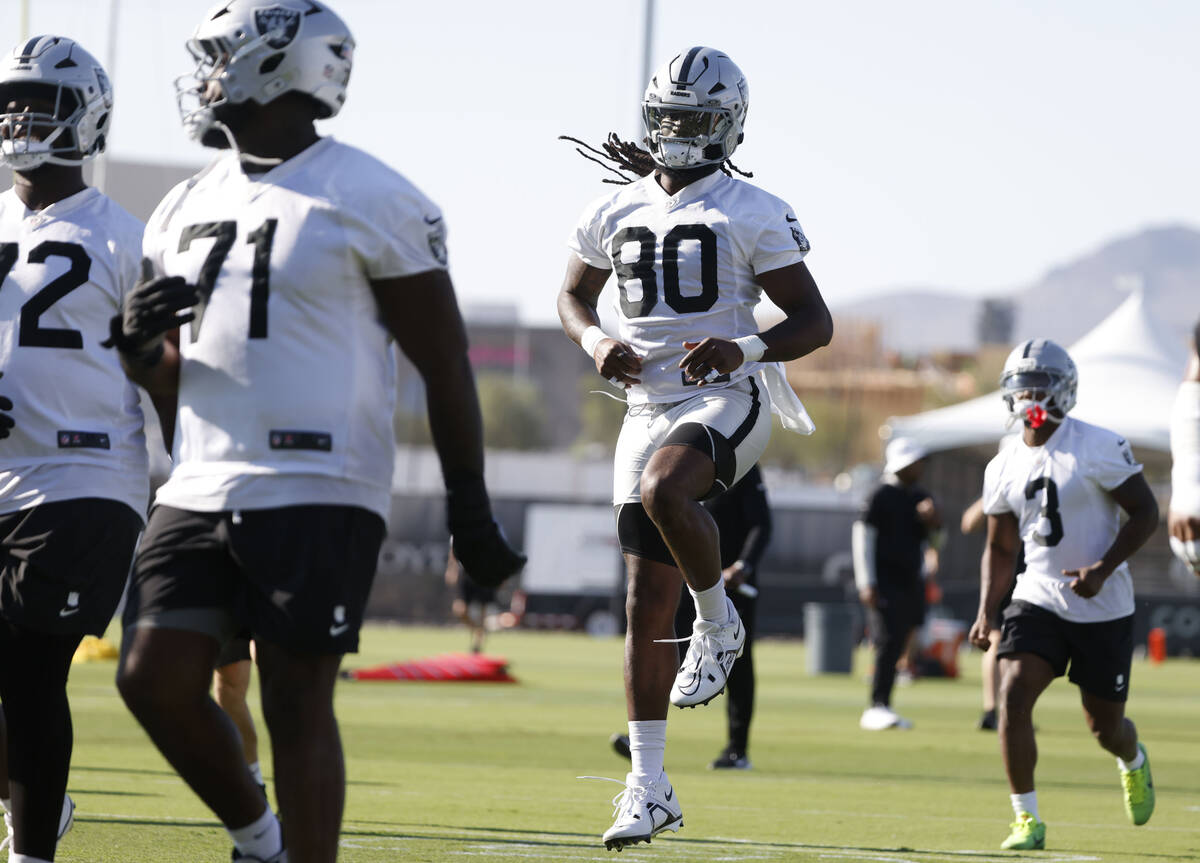 Raiders tight end Ian Thomas (80) warms up during the team’s training camp at the Interm ...
