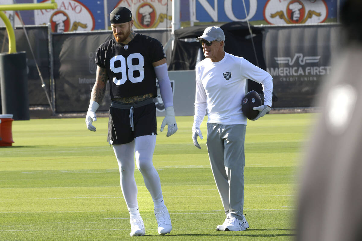 Raiders defensive end Maxx Crosby (98) and head coach Pete Carroll discuss during the team&#x20 ...