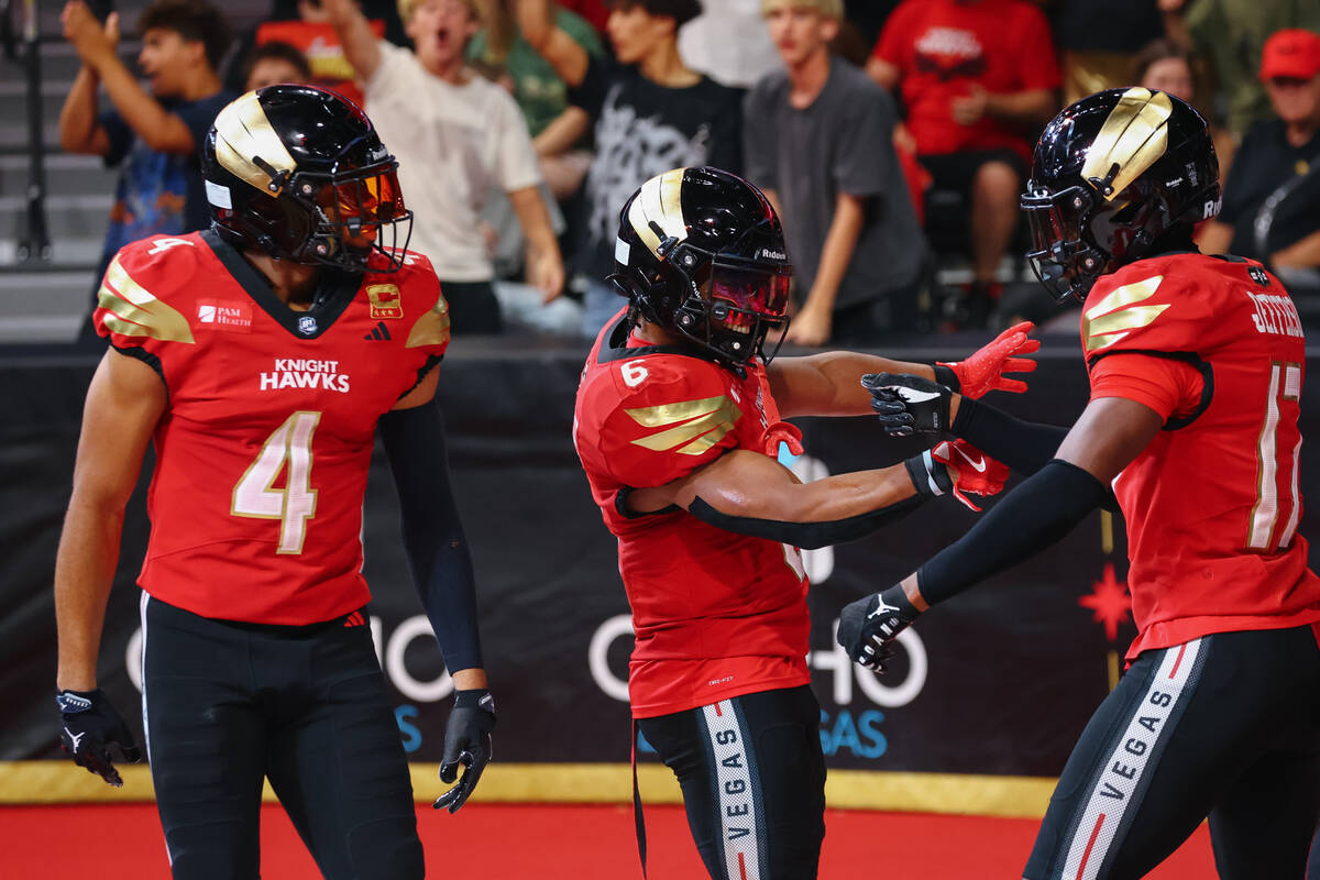 Knight Hawks wide receiver Quentin Randolph (4), Knight Hawks running back Antonio Wimbush (6) ...