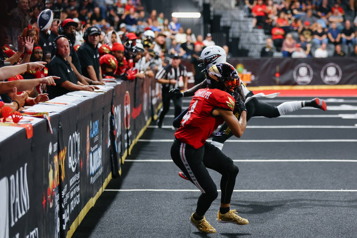San Diego Strike Force defensive back Matt Elam (4) breaks up a pass intended for Knight Hawks ...