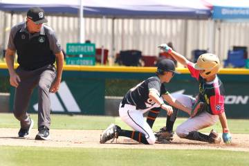 Utha's third baseman Carson Fry, right, avoids a tag from Nevada's shortstop Ethan Robertson (1 ...