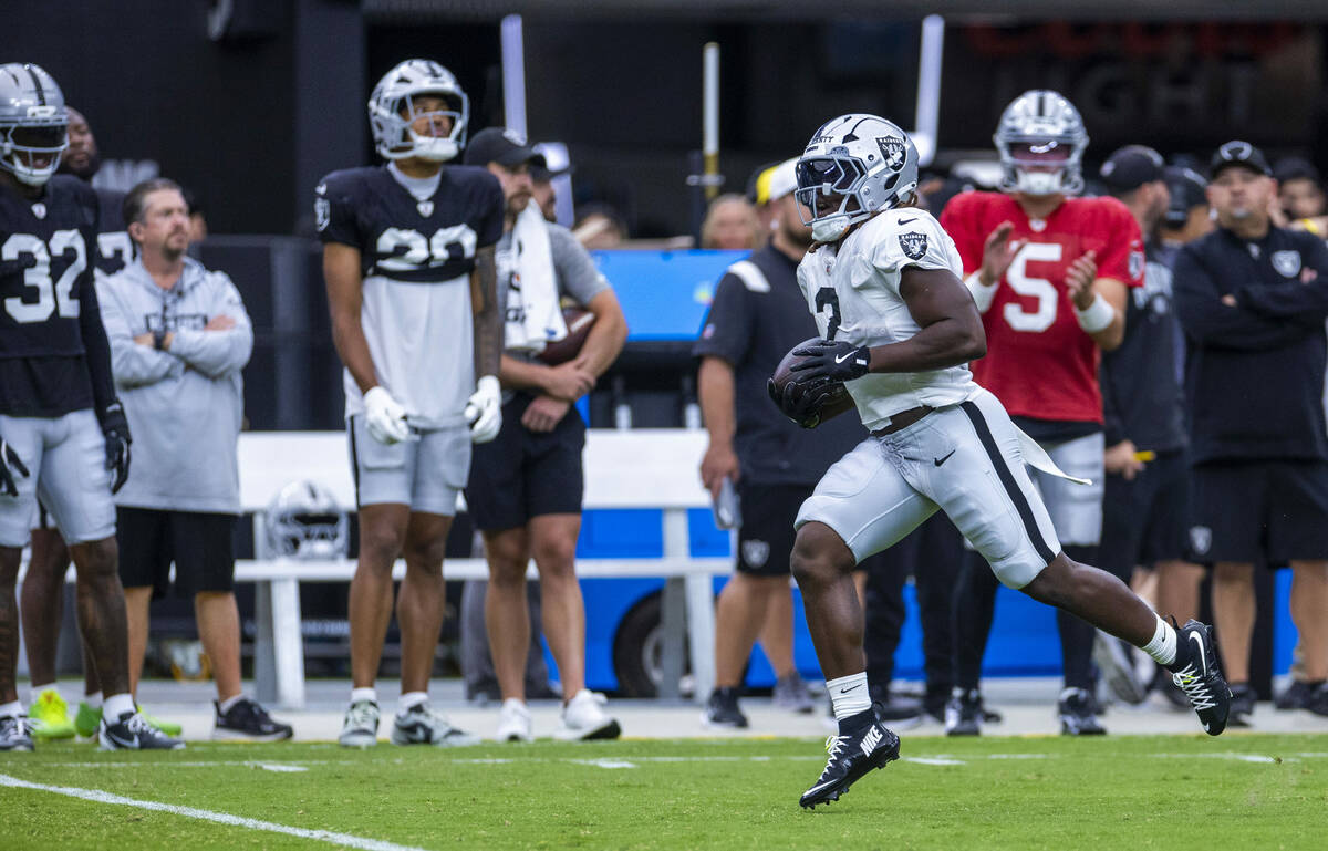 Raiders running back Ashton Jeanty (2) streaks down the sideline passing by cornerback Lonnie J ...