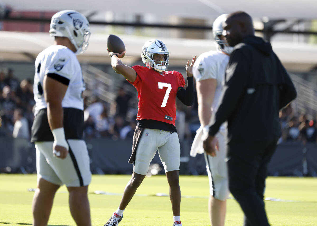 Raiders quarterbacks Geno Smith (7) throws the ball during a joint practice with San Francisco ...