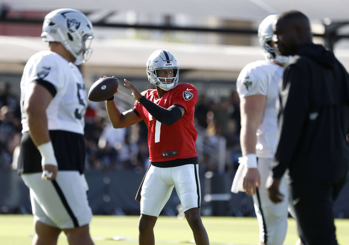 Raiders quarterbacks Geno Smith (7) looks at his receiver during a joint practice with San Fran ...