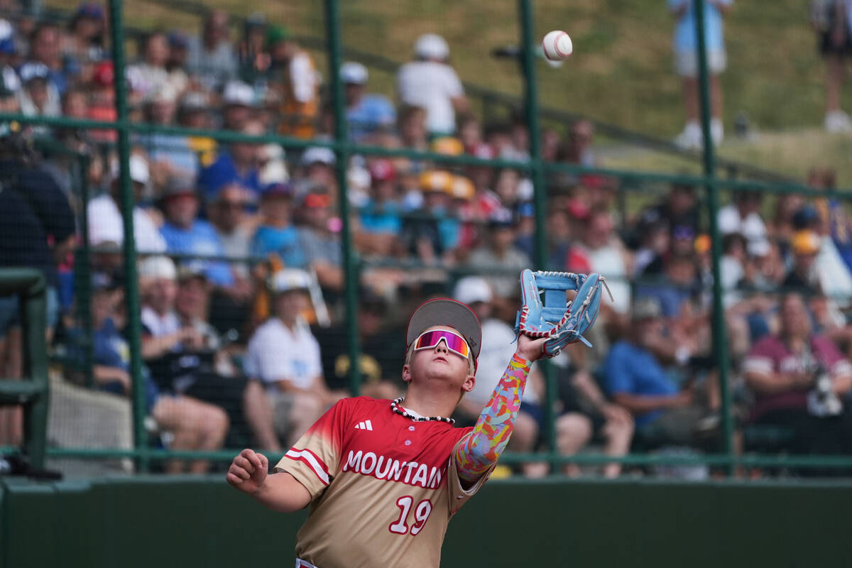 Summerlin South's Garrett Gallegos makes a catches a pop-up against Bonney Lake, Wash., during ...