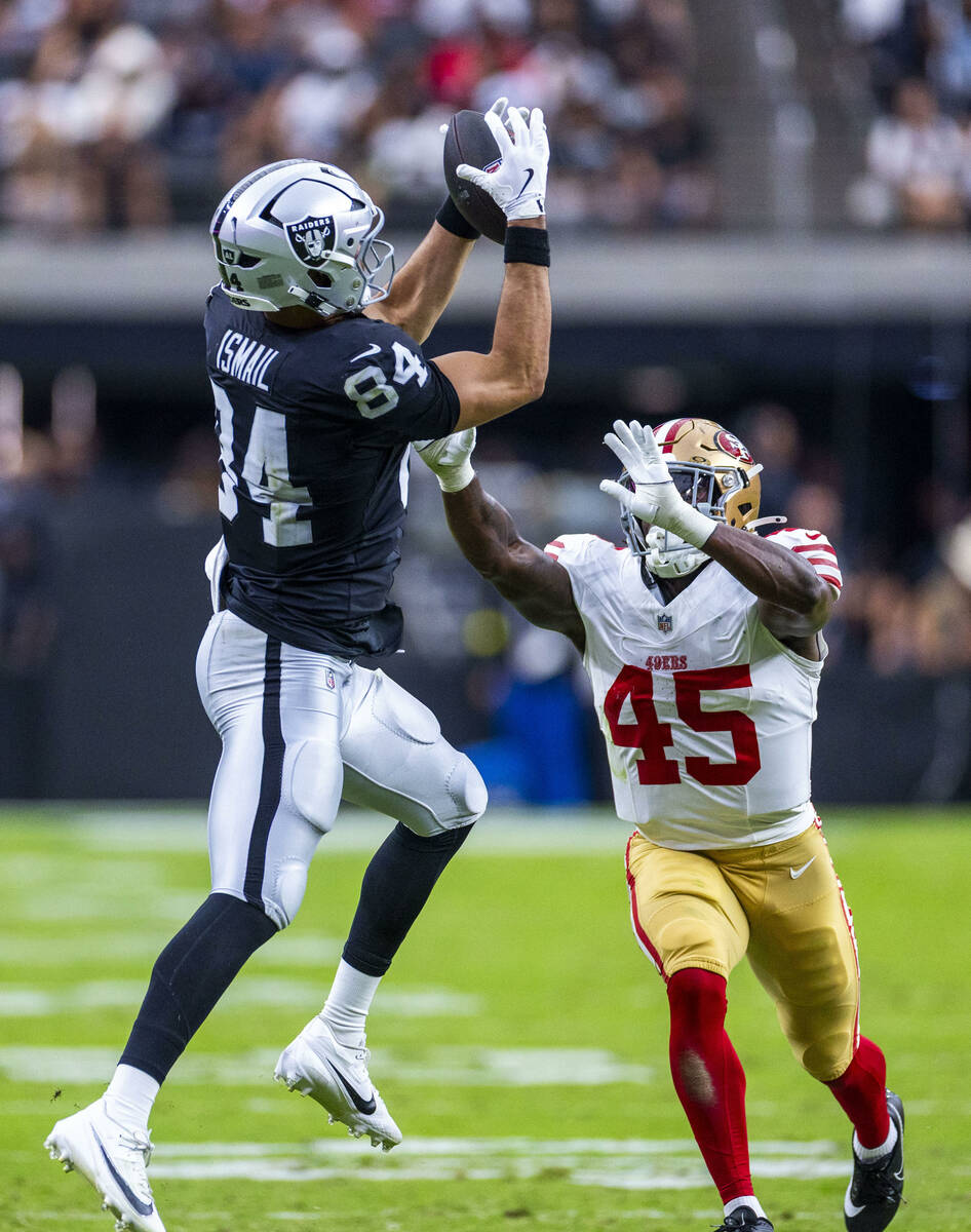 Raiders tight end Qadir Ismail (84) elevates for a catch attempt over San Francisco 49ers lineb ...