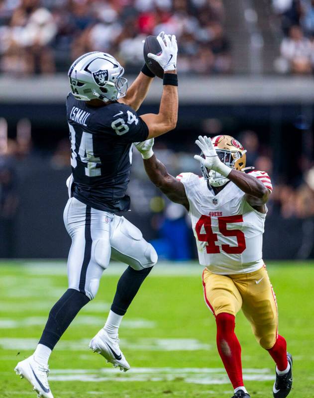 Raiders tight end Qadir Ismail (84) elevates for a catch attempt over San Francisco 49ers lineb ...