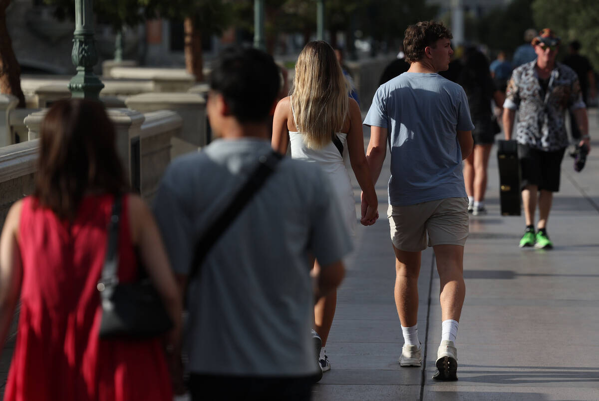 Tourists walk the Strip on Wednesday, Aug. 20, 2025, in Las Vegas. (Benjamin Hager/Las Vegas Re ...