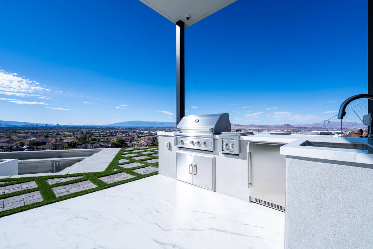 The smart homes in LIVV Homes' Henderson community feature outdoor kitchens. (LIVV Homes)