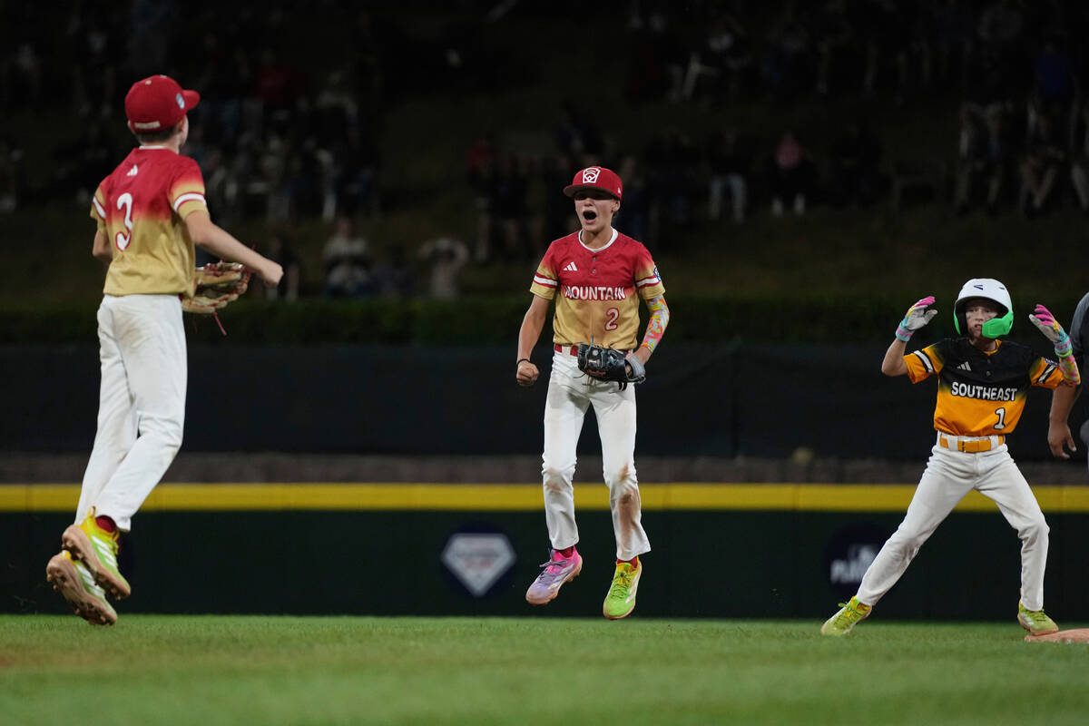 Las Vegas, Nev.'s Luke D'Ambrosio, left, Ethan Robertson, center, and Irmo, S.C.'s Preston Ware ...