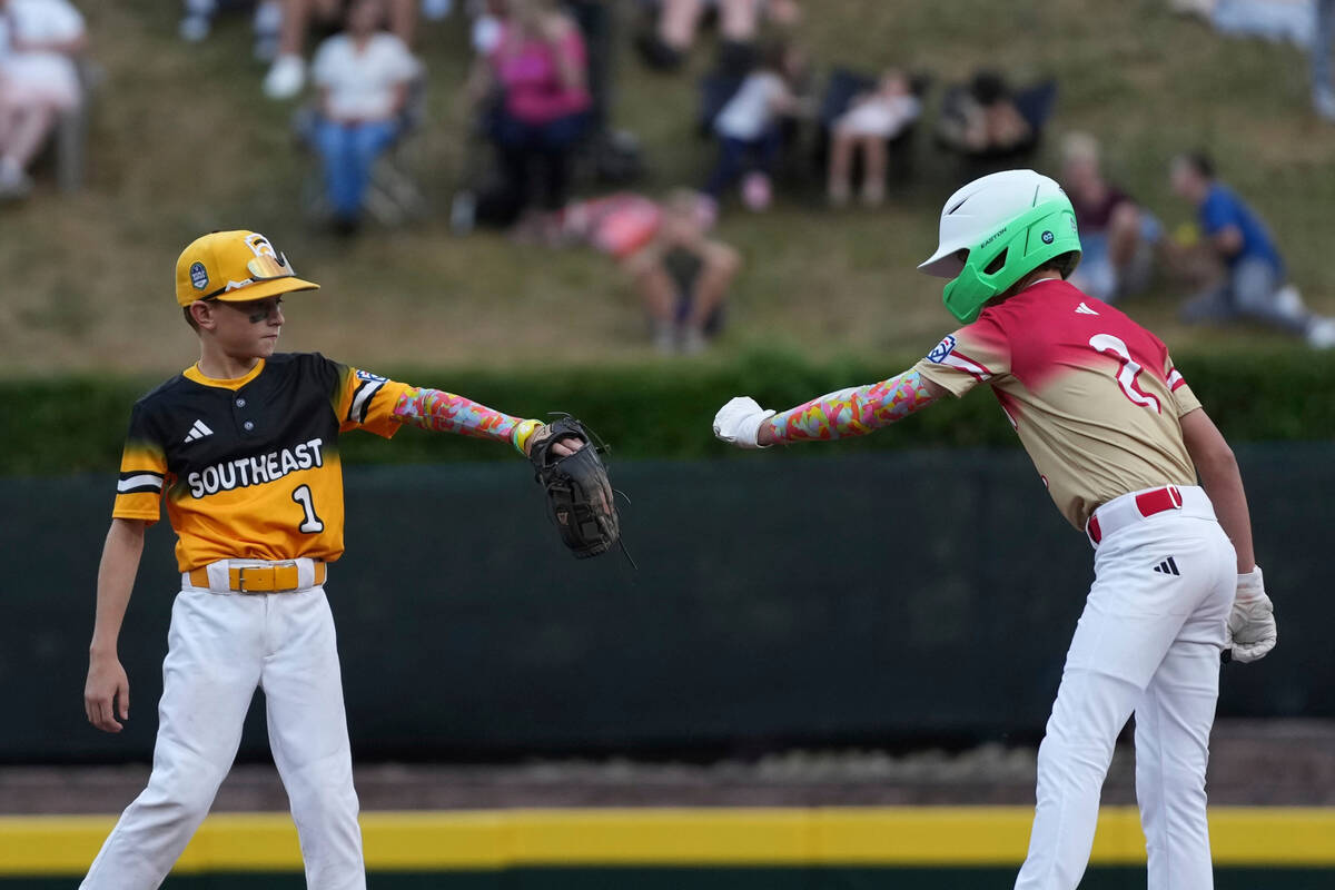 Irmo, S.C.'s Preston Ware, left, and Las Vegas, Nev.'s Ethan Robertson, right, fist-bump during ...