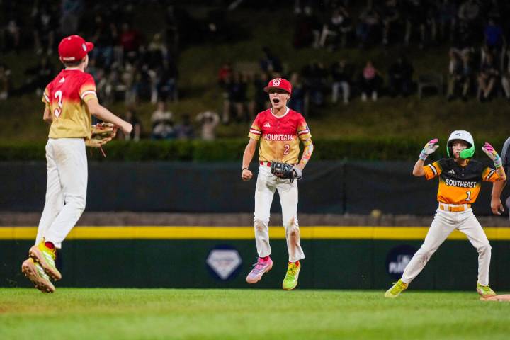 Las Vegas, Nev.'s Luke D'Ambrosio, left, Ethan Robertson, center, and Irmo, S.C.'s Preston Ware ...