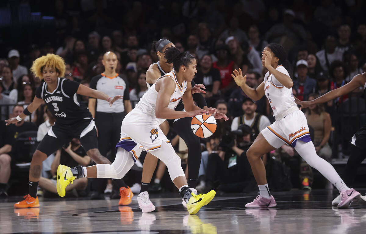 Phoenix Mercury forward Alyssa Thomas (25) drives to the basket against the Aces during the sec ...