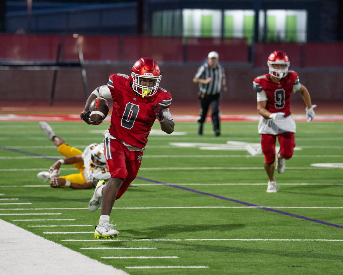 Arbor View Running Back Kamareion Bell (0) breaks down the field during a football game between ...