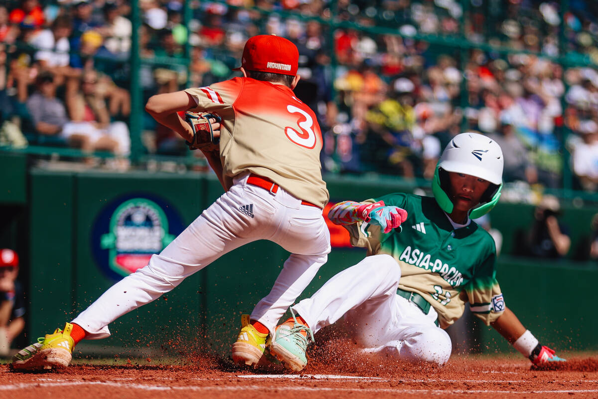 Summerlin South pitcher Luke D'Ambrosio (3) tries to tag out Tung-Yuan second baseman Jian Zih- ...