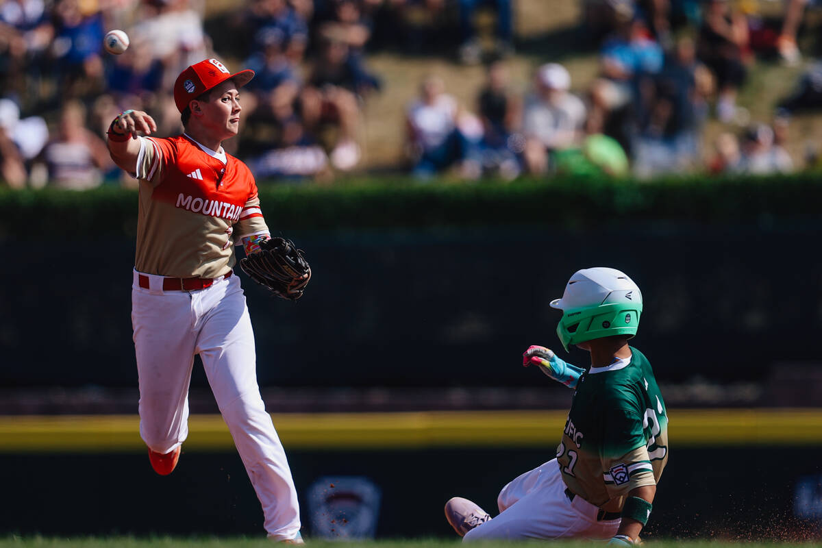 Summerlin South second baseman Cache Malan (7) throws the ball to a teammate as Tung-Yuan catch ...