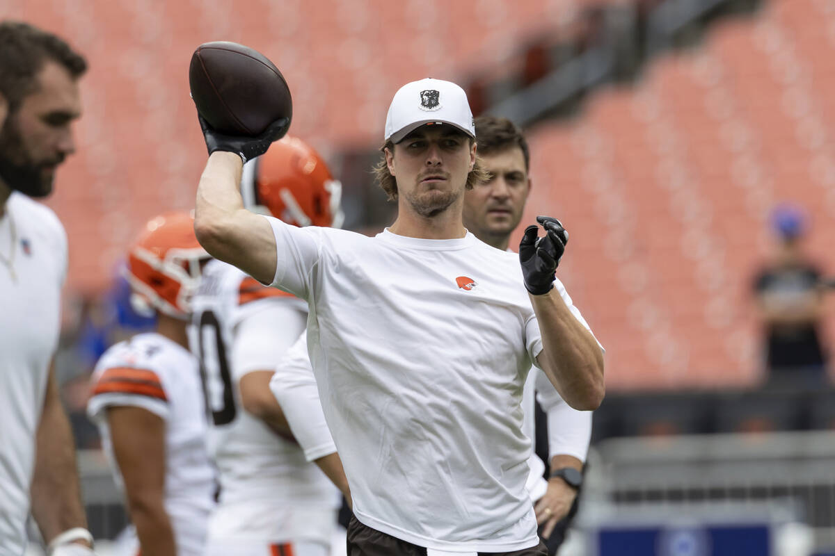 Cleveland Browns quarterback Kenny Pickett (8) throws a pass before a pre-season NFL football g ...