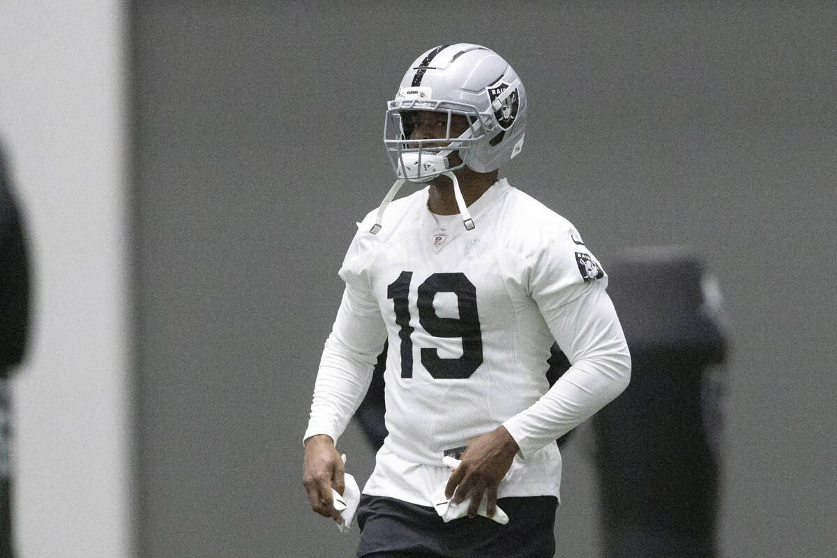 Raiders wide receiver Amari Cooper (19) warms up during a team practice at the Intermountain He ...