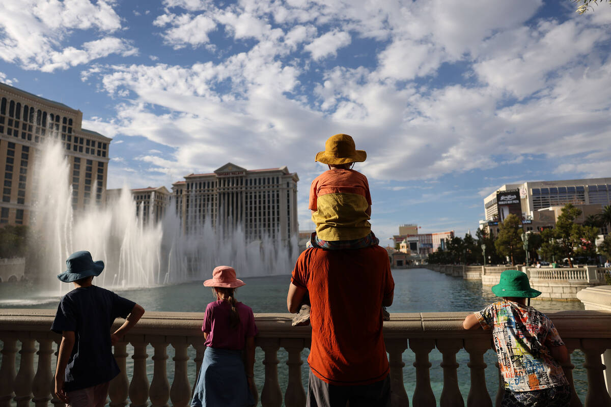 Tourists walk the Strip on Wednesday, Aug. 20, 2025, in Las Vegas. (Benjamin Hager/Las Vegas Re ...